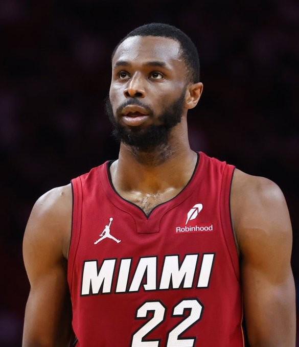 记者：湖人有意维金斯这样的攻守兼备的锋线球员